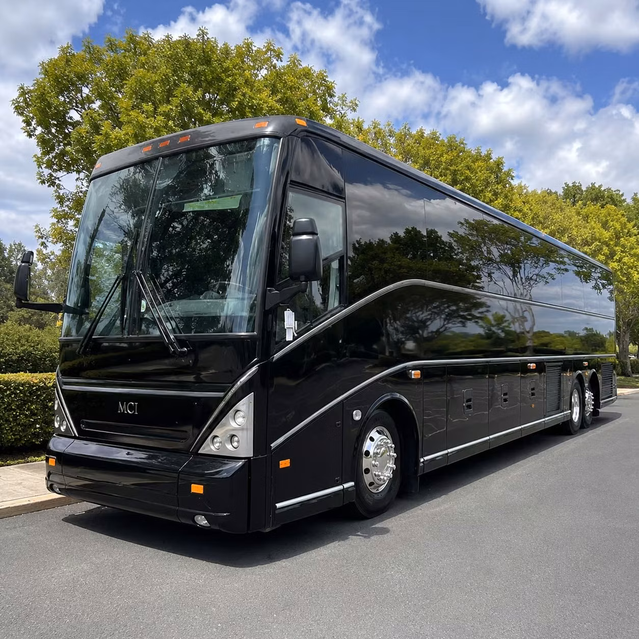 concert bus rentals to fivepoint amphitheatre and honda center from huntington beach